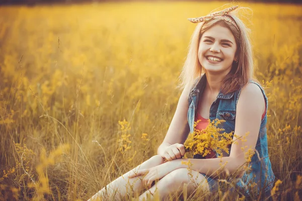 Beleza menina romântica ao ar livre . — Fotografia de Stock