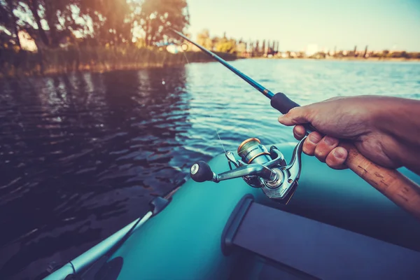 Рыбалка на озере с резиновой лодки — стоковое фото