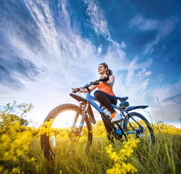 Ragazza con bici godere di vacanze estive — Foto Stock