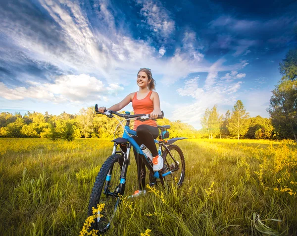 Ragazza con bici godere di vacanze estive — Foto Stock