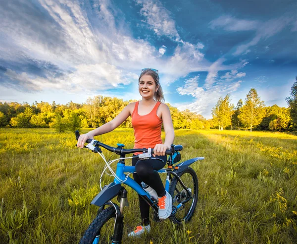 Girl with bike enjoy summer vacation — Stock Photo, Image