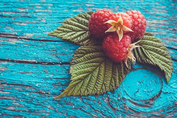 Fresh raspberry on a wooden table — Stock Photo, Image