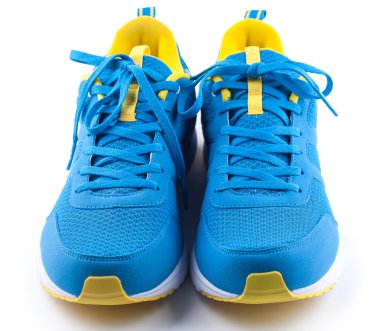 Beyaz zemin üzerine mavi spor ayakkabı