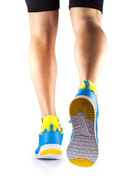 Spor ayakkabı beyaz bir arka plan üzerinde bacaklarda Runner