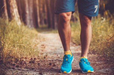 Ormanın içinden çalışan atlet.