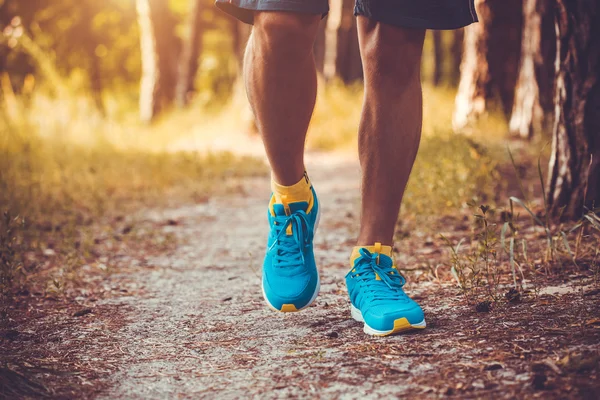 Atleet loopt door het bos. — Stockfoto