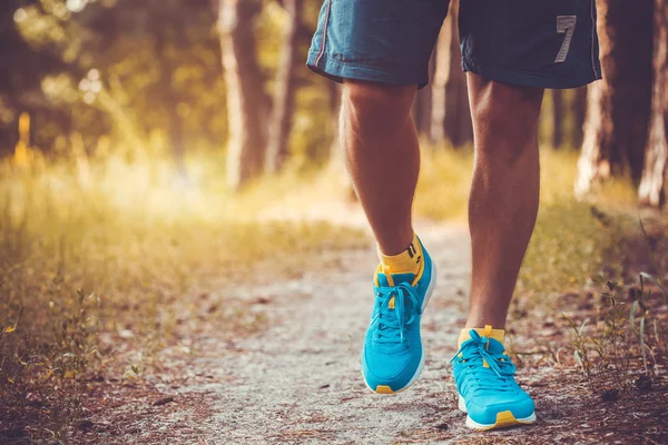 Atleta che corre tra i boschi . — Foto Stock