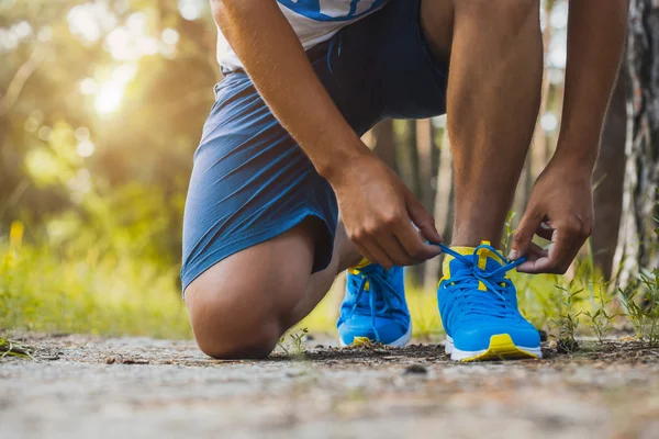 Runner allacciatura lacci delle scarpe da ginnastica . — Foto Stock