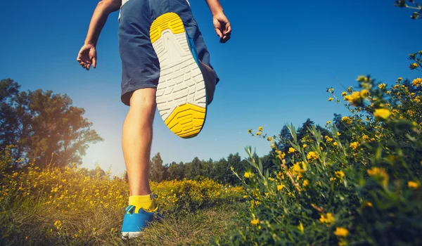 Atleet die doorheen de weide. — Stockfoto