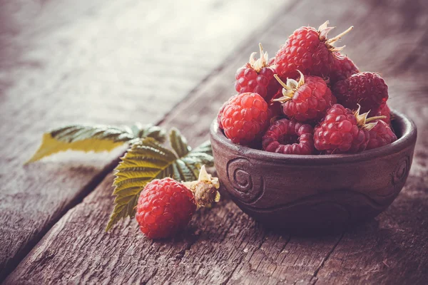 Fresh raspberry on a wooden table — Stock Photo, Image