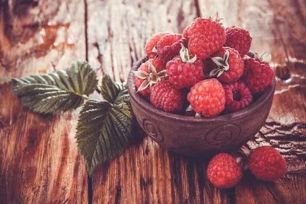 Fresh raspberry on a wooden table — Stock Photo, Image