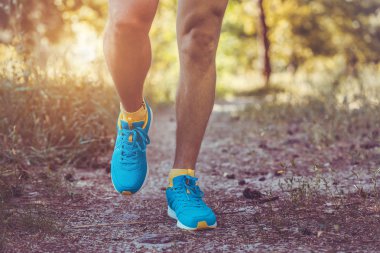 Ormanın içinden çalışan atlet.