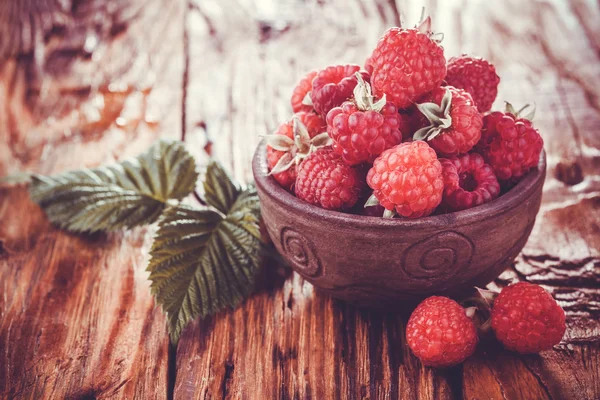 Fresh raspberry on a wooden table — Stock Photo, Image