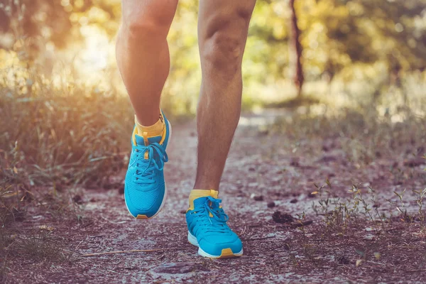 Atleta che corre tra i boschi . — Foto Stock