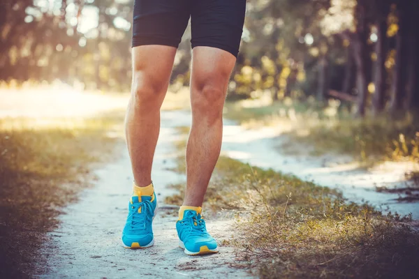 Atleta che corre tra i boschi . — Foto Stock