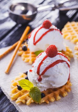 Nane ve waffle ile vanilyalı dondurma. Ev yapımı organik ürün. Ahşap masa.