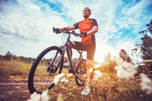 Mann mit Fahrrad genießt Sommerurlaub — Stockfoto