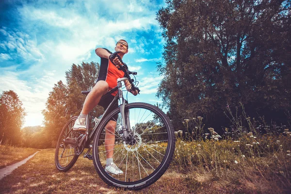 Mann mit Fahrrad genießt Sommerurlaub — Stockfoto