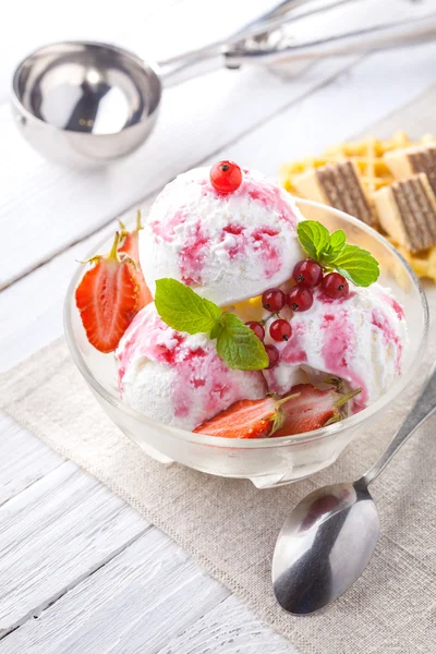 Eis mit Erdbeere, Minze und Waffeln. — Stockfoto