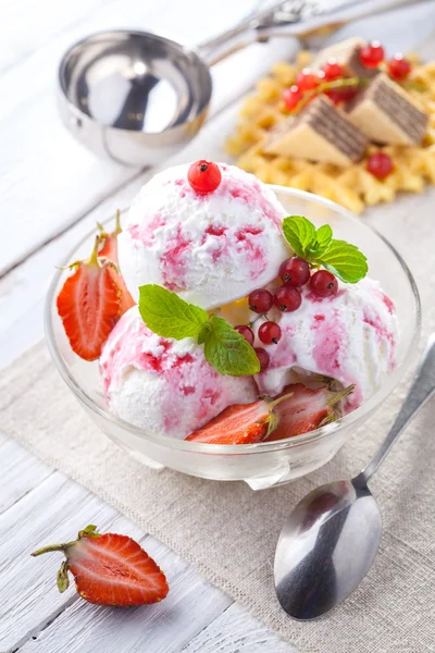 Eis mit Erdbeere, Minze und Waffeln. — Stockfoto