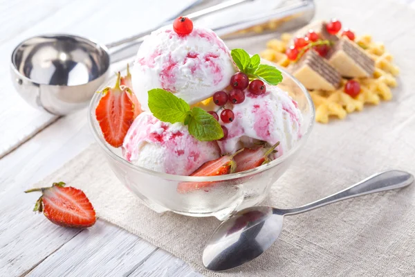 Eis mit Erdbeere, Minze und Waffeln. — Stockfoto