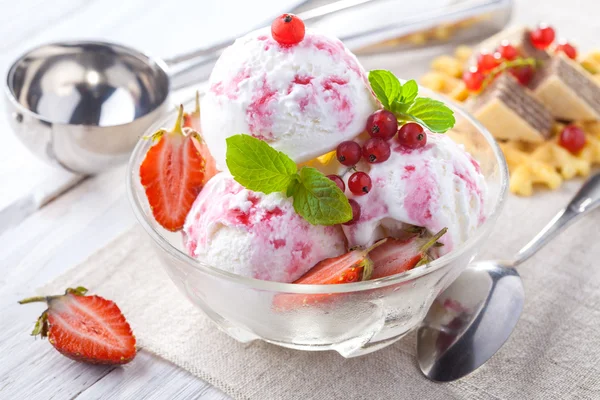 Eis mit Erdbeere, Minze und Waffeln. — Stockfoto