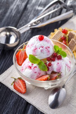 Çilek, nane ve waffle ile dondurma.