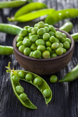 Yeşil elmanın yarısı siyah ahşap bir masa üzerinde.