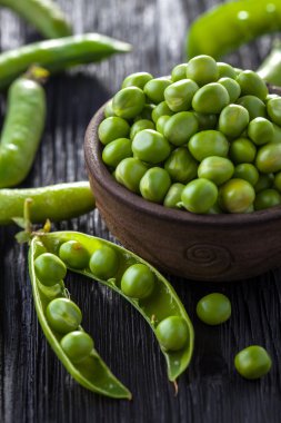 Yeşil elmanın yarısı siyah ahşap bir masa üzerinde.