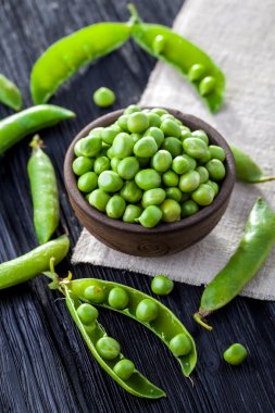 Yeşil elmanın yarısı siyah ahşap bir masa üzerinde.