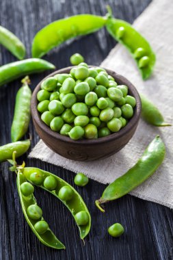 Yeşil elmanın yarısı siyah ahşap bir masa üzerinde.