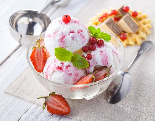 Eis mit Erdbeere, Minze und Waffeln. — Stockfoto