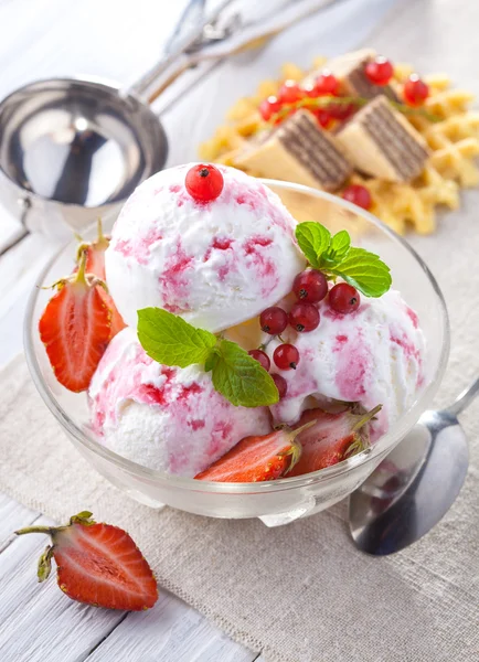 Eis mit Erdbeere, Minze und Waffeln. — Stockfoto