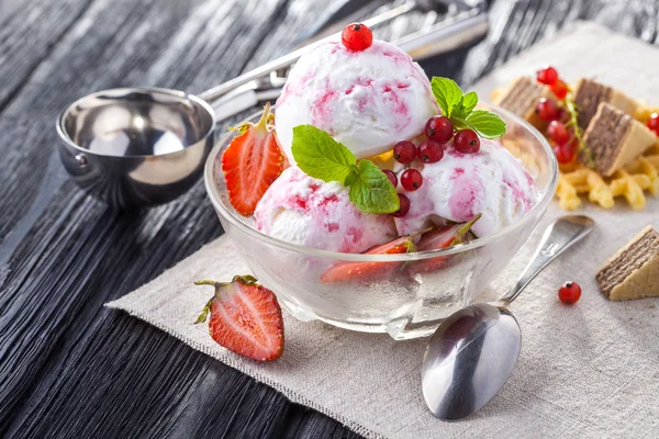 Eis mit Erdbeere, Minze und Waffeln. — Stockfoto