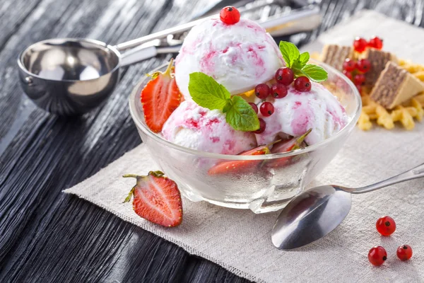 Helado con fresa, menta y gofres . — Foto de Stock