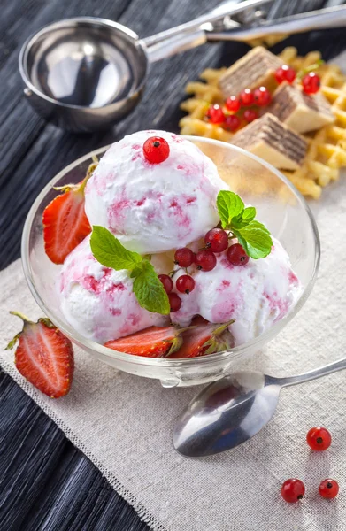 Eis mit Erdbeere, Minze und Waffeln. — Stockfoto