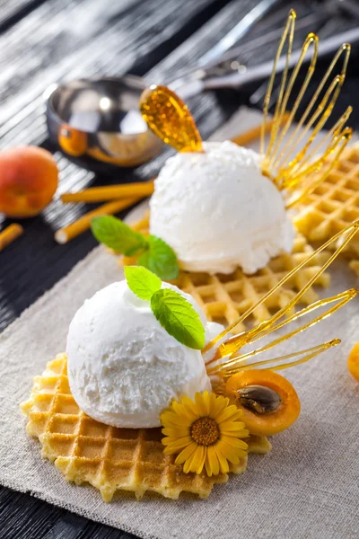 Мороженое с абрикосом, мятой и вафлями. Домашний продукт. На деревянном столе . — стоковое фото