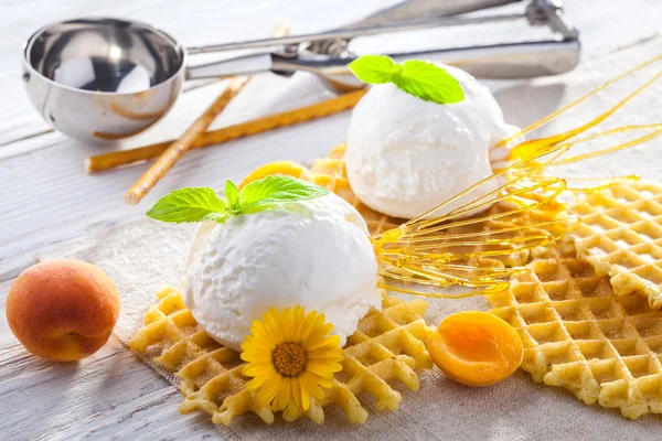 Eis mit Aprikose, Minze und Waffeln. hausgemachtes Produkt. auf dem Holztisch. — Stockfoto