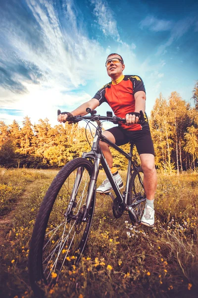 Hombre con bicicleta disfrutar de vacaciones de verano — Foto de Stock