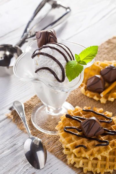 Мороженое с шоколадными конфетками, мятой и вафлями . — стоковое фото