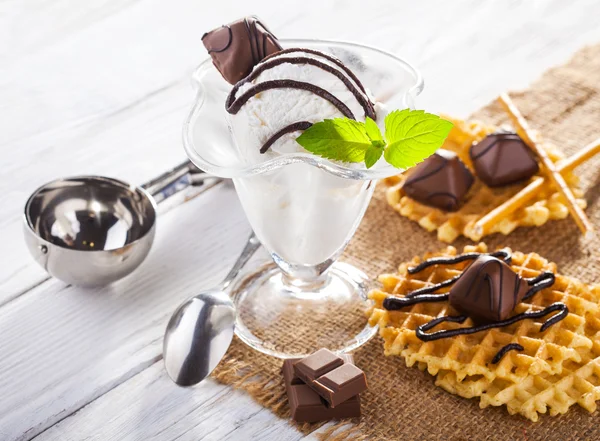 Eis mit Schokoladenbonbons, Minze und Waffeln. — Stockfoto