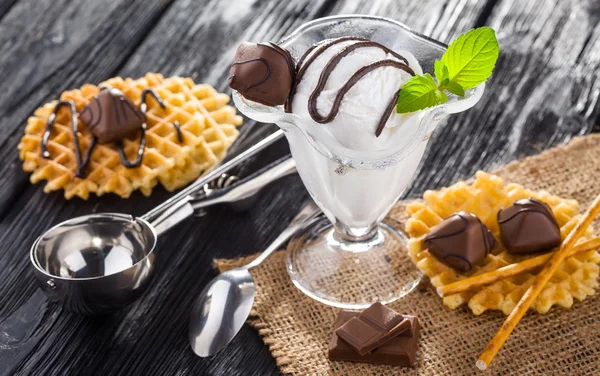 Eis mit Schokoladenbonbons, Minze und Waffeln. — Stockfoto