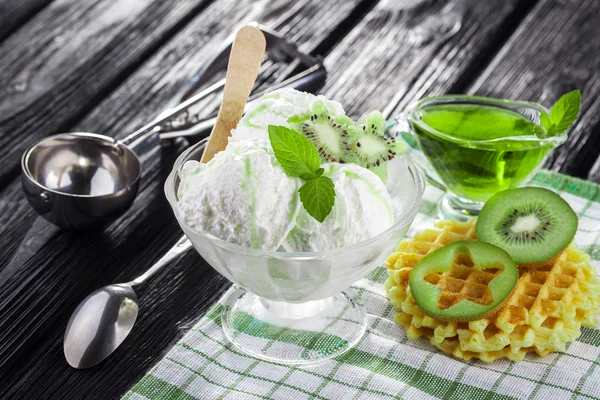 Eis mit Kiwi, Minze und Waffeln. — Stockfoto