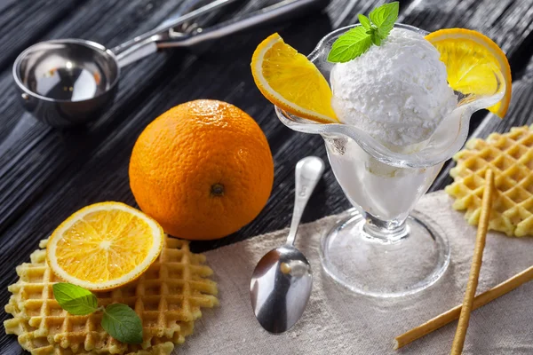 Eis mit Orange, Minze und Waffeln. — Stockfoto