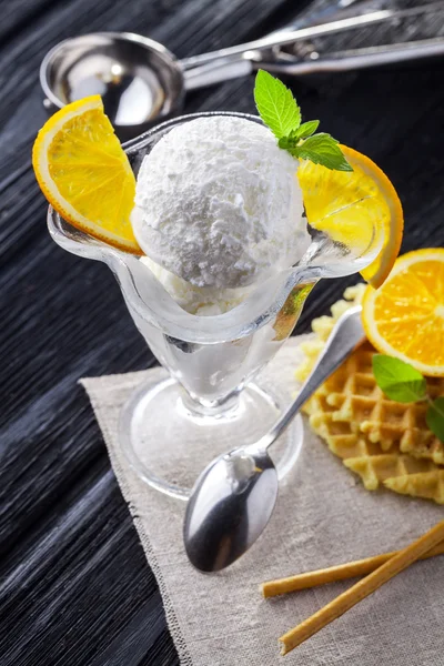 Zmrzlina s pomerančem, máta a vafle. — Stock fotografie