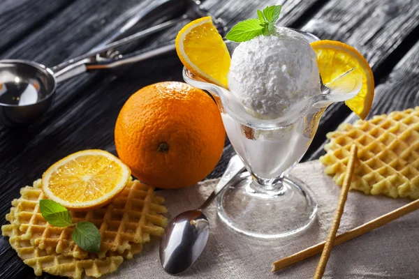 Eis mit Orange, Minze und Waffeln. — Stockfoto