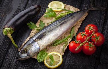 Parşömen üzerine limon, domates, patlıcan ve otlar ile hizmet mackerels