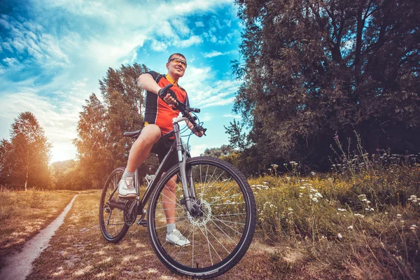 Uomo con bici godersi le vacanze estive — Foto Stock