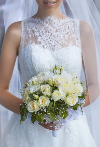 Gelin muhteşem gelin Boquet Holding beyaz elbiseli — Stok fotoğraf