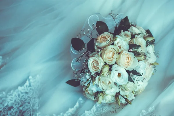 Boquet nuziale sull'abito da sposa bianco — Foto Stock